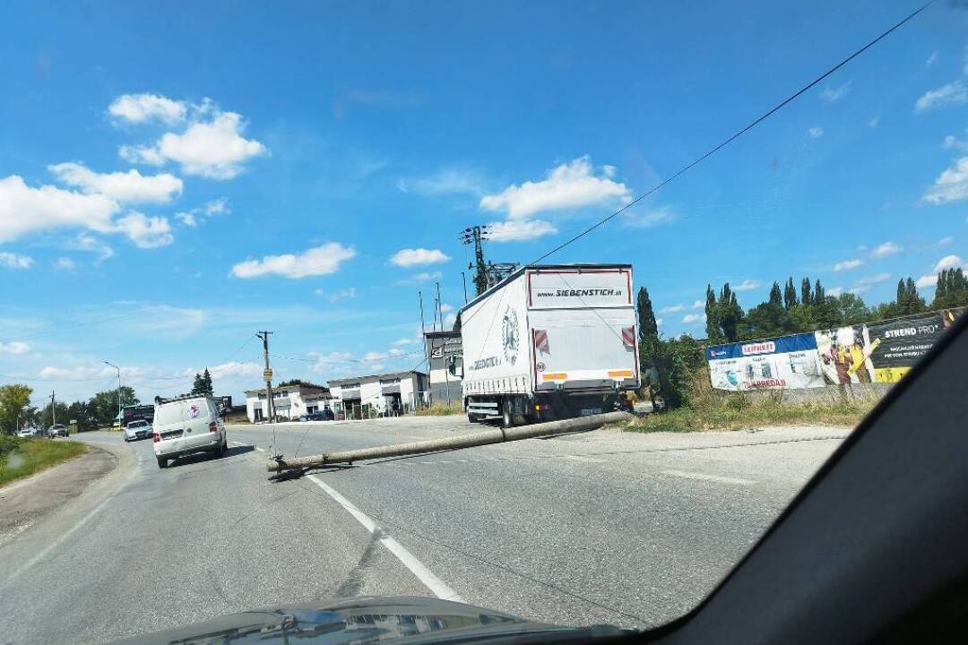 Foto: Vodiči pozor, na výjazde z Malých Uheriec do Partizánskeho nákladné auto narazilo do stĺpu vysokého napätia