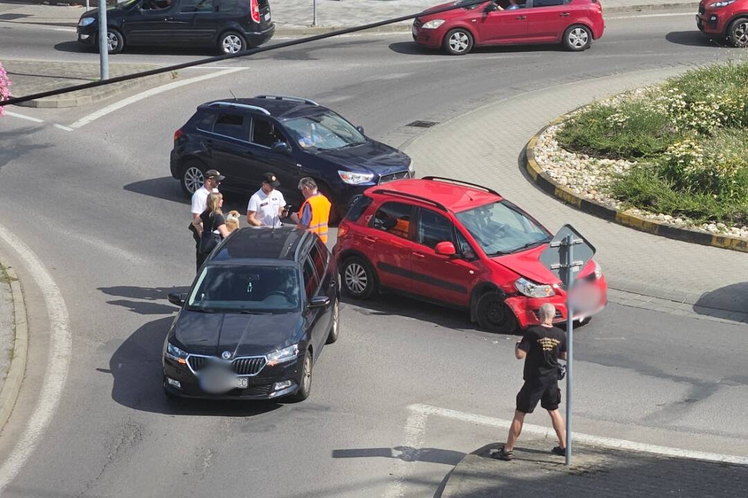 Dopravná nehoda v Púchove na Štefánikovej ulici. Zdržíte sa niekoľko minút