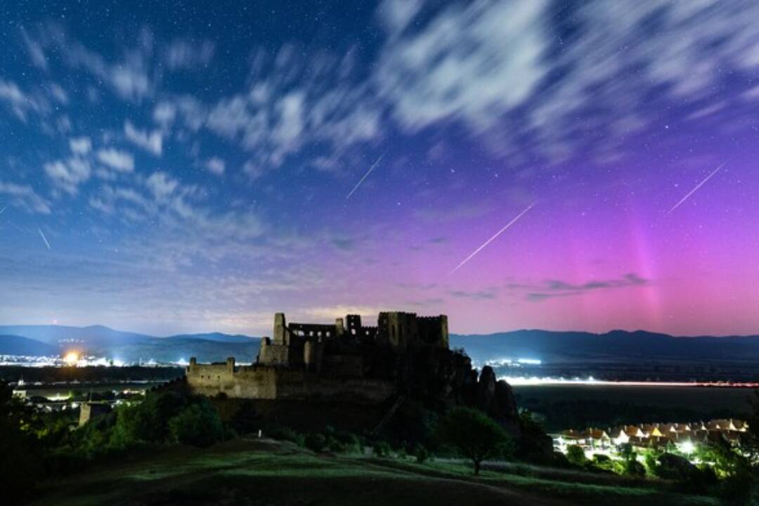 Fotografovi sa podarilo v Beckove nafotiť  dva výnimočné úkazy. Číhal na Perzeidy, nafotil aj polárnu žiaru