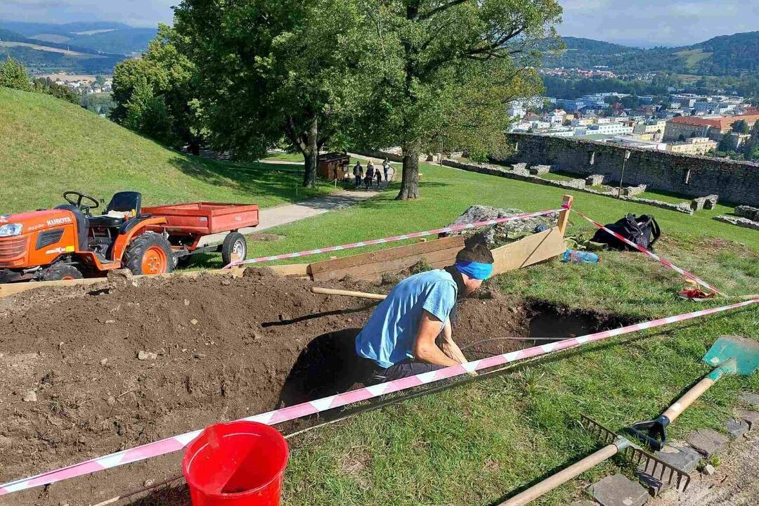 Foto: Archeologický výskum na Trenčianskom hrade pokračuje: Odhalia ďalšie zaujímavé nálezy?