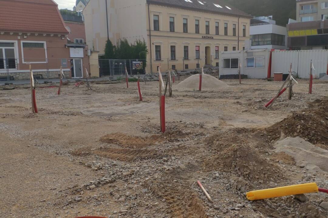 Foto: Centrum Trenčína mení svoju podobu. Pred Odou sa začína budovať schodisko, pripravený je aj podstavec pre Štúrovcov