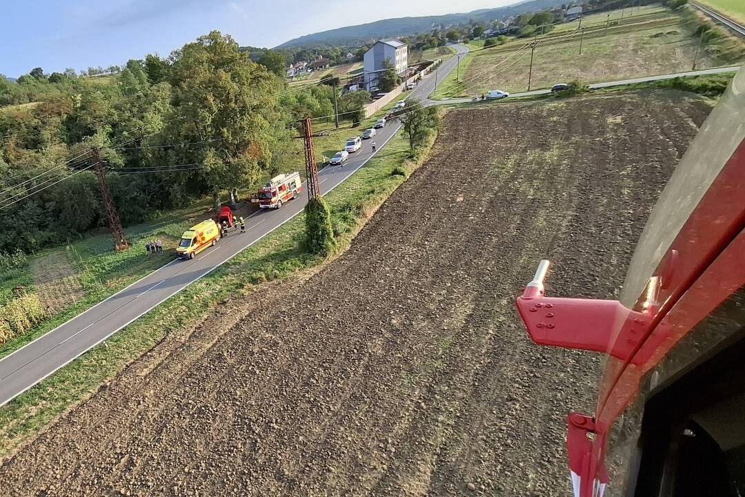 Zakliesnenú ženu z Bohuníc musela po nehode prevážať letecká záchranka