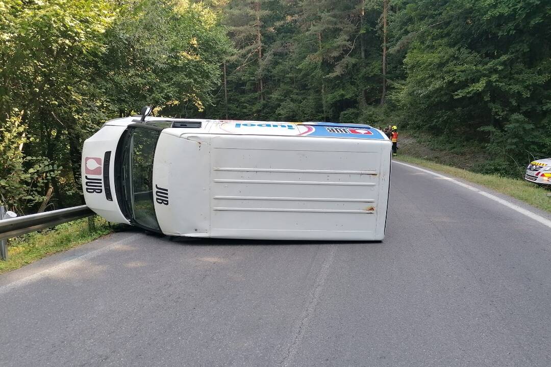 Foto: Medzi Nitrianskym Pravnom a Jasenovom sa prevrátila dodávka. Úsekom prejdete striedavo