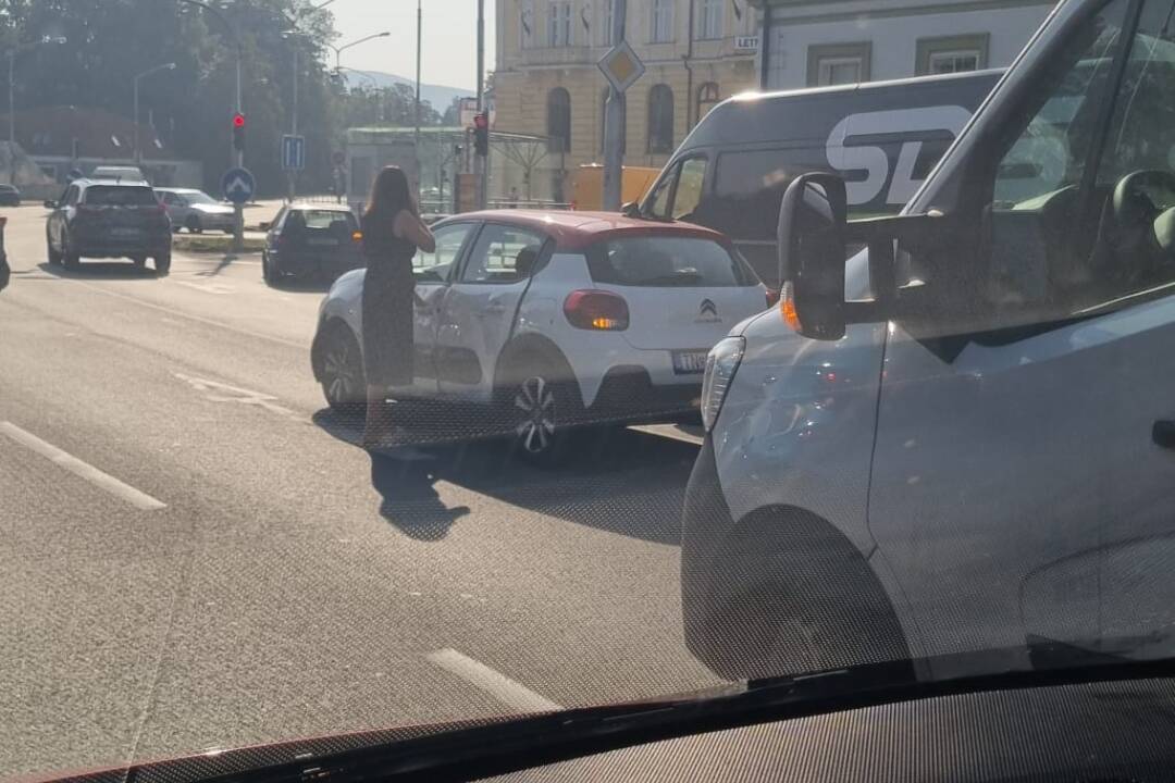 AKTUÁLNE: Na Hasičskej ulici v Trenčíne je aktuálne nehoda. Auto je odstavené pred semaformi, zvýšte opatrnosť