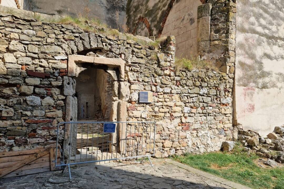 FOTO: Tajomný Trenčiansky hrad. V Panskej kaplnke odkrývajú desaťročia zasypanú kryptu