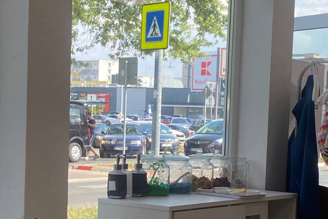 Foto: V Prievidzi na Bojnickej ceste na kruhovom objazde sa zrazili dve autá. V úseku sa zdržíte