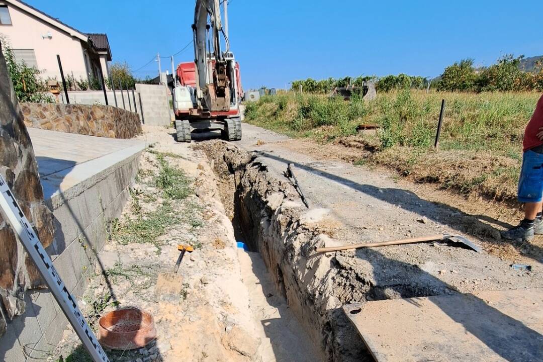 FOTO: Koniec vytápania a ničenia cesty. Obec pri Trenčíne zabezpečuje protipovodňové opatrenia