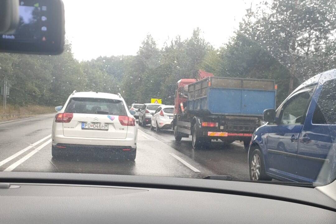 Foto: Na ceste medzi Handlovou a Prievidzou došlo k nehode, v úseku púšťajú striedavo