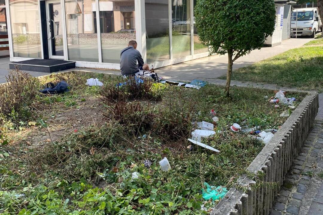 Foto: Obyvatelia z Trenčína sa sťažujú na smeti v širšom centre mesta. Tam kde boli kvety, sú teraz igelity a odpad