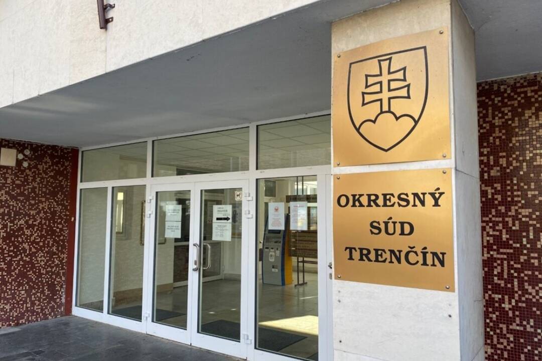 Pred okresný súd v Trenčíne sa postavil najhľadanejší Slovák. Zadržali ho v Kolumbii, obvinený je za drogovú činnosť