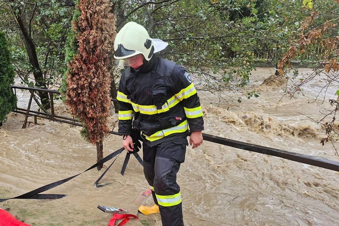 FOTO: Obyvatelia z Moravského Lieskového ďakujú hasičom za pomoc pri záplavách. Ďakujeme, že vás máme, píšu