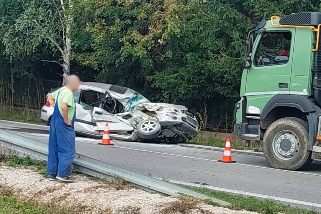 Foto: AKTUALIZOVANÉ: Dopravná nehoda medzi Svinnou a Bánovcami nad Bebravou. Úsek je prejazdný v jednom pruhu