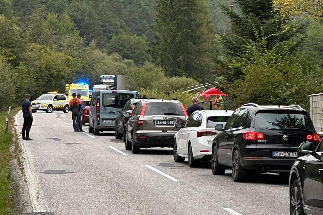 Foto: Vodiči pozor, na horskom priechode Kľak v smere do Prievidze narazilo auto do stromu. Na mieste zasahuje vrtuľník