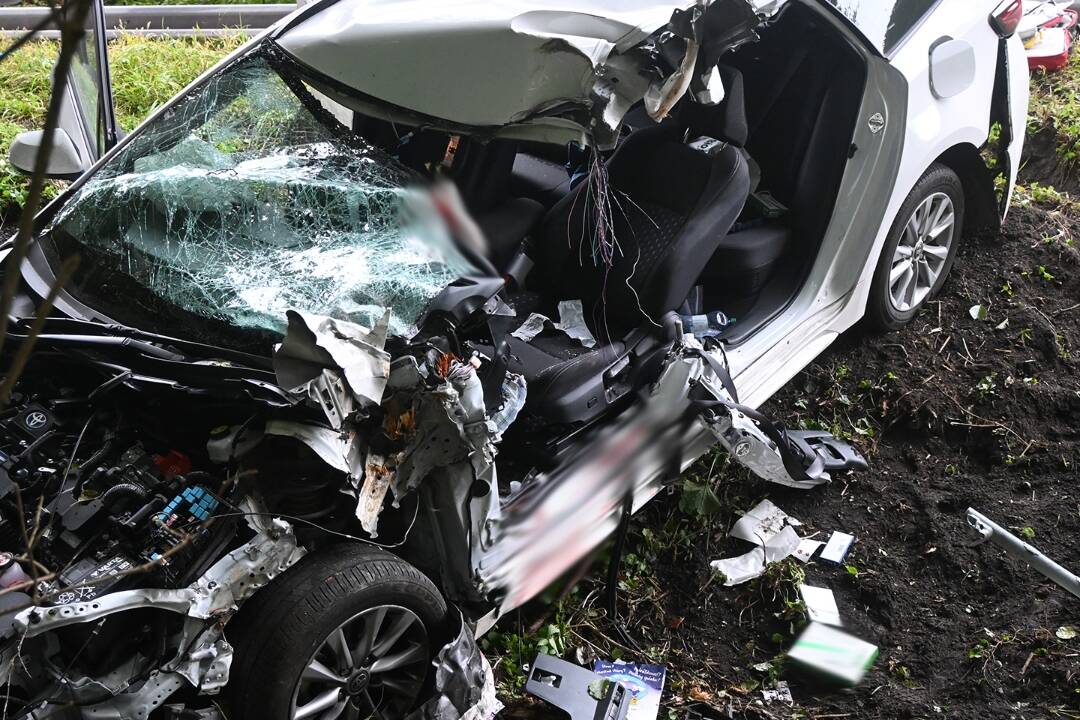 FOTO: Vodič z Kľačna po náraze do stromu bojuje o život. Auto zostalo úplne zdevastované