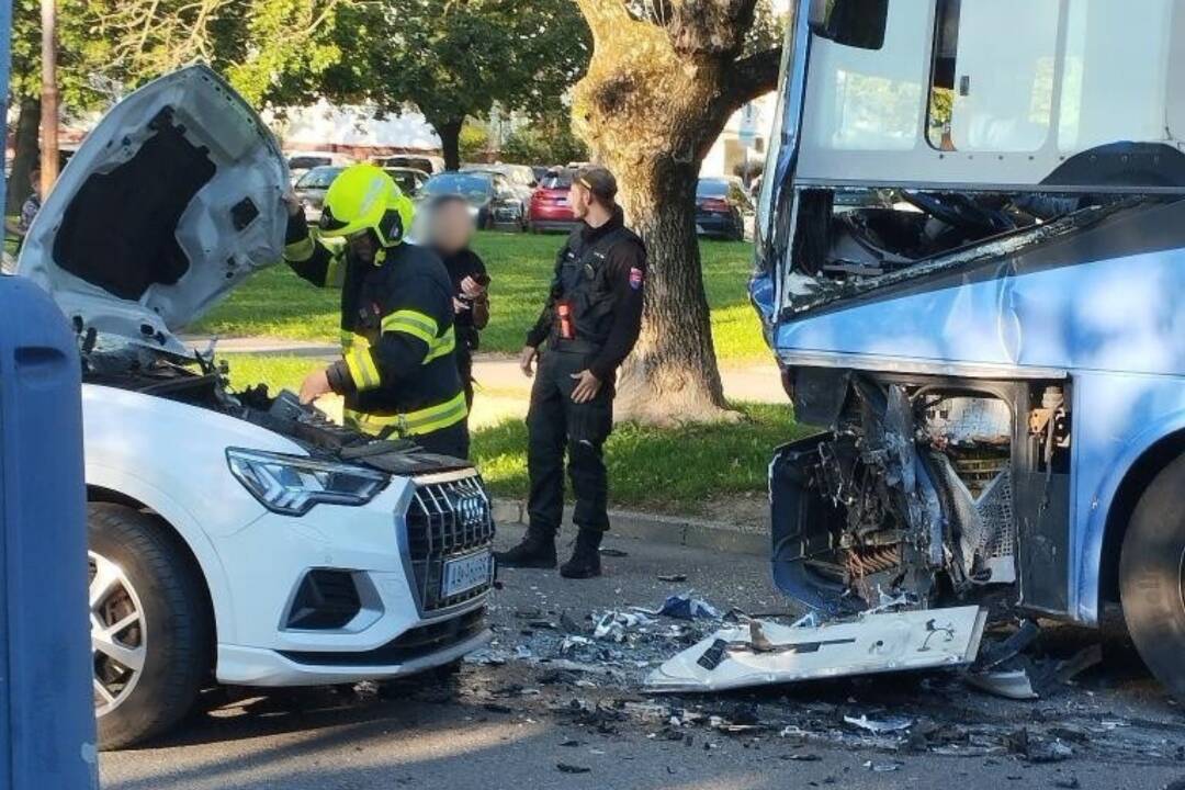 Foto: Vodiči pozor, z dôvodu nehody je v Dubnici nad Váhom neprejazdná cesta na ulici Pod hájom