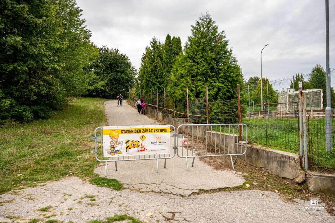 Obyvatelia pozor, Nové Mesto nad Váhom uzatvára frekventovaný chodník