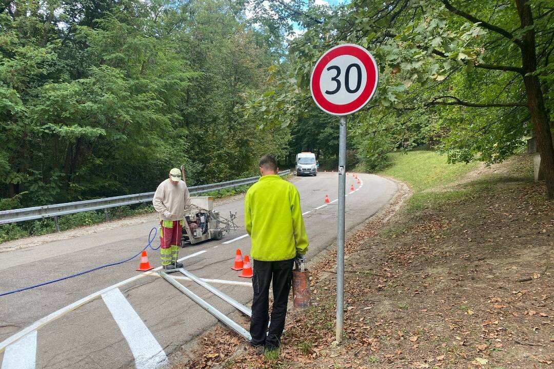 FOTO: Na príjazdovej ceste na Brezinu je upravené parkovanie. Pozrite, čo všetko sa zmenilo