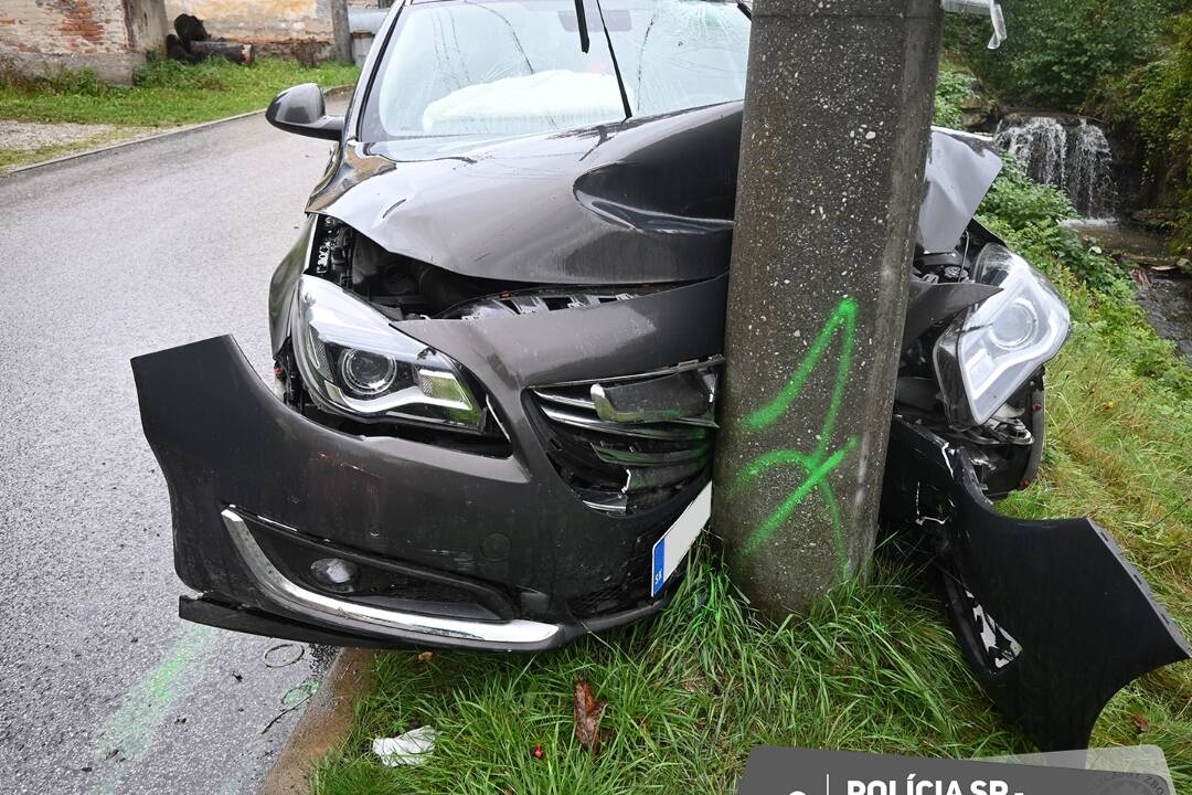 FOTO: Handlovčan sadol s 3 a pol promile za volant. V blízkosti rodinných domov si to tentokrát odniesol len stĺp