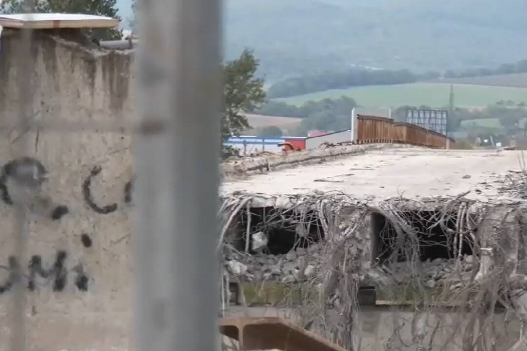 Zostali odrezaní od zamestnania. Obyvatelia, ktorí dochádzali peši a na bicykloch cez mosty v Trenčíne,  dali výpovede 