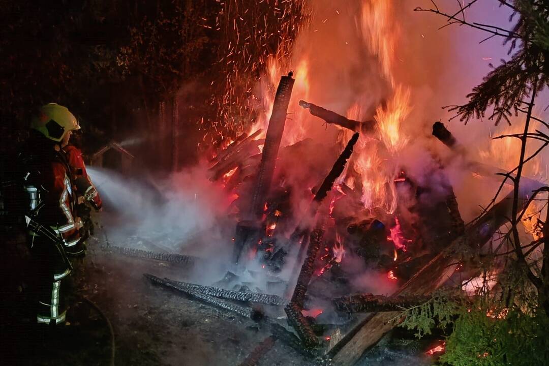 FOTO: V obci Chvojnica horel drevený prístrešok. Požiar vypukol v chatovej oblasti