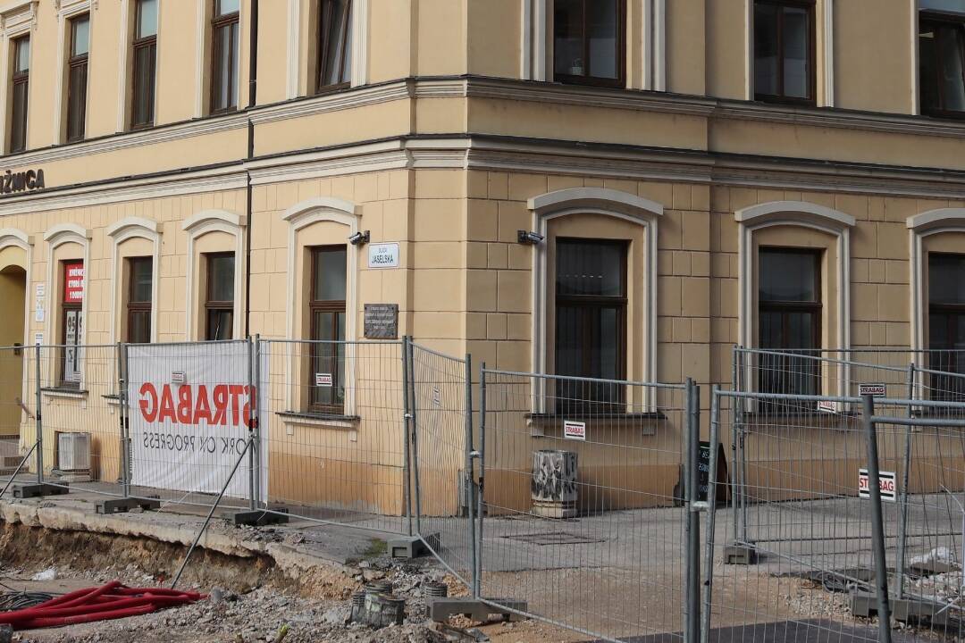 Foto: V okolí trenčianskej knižnice prebieha rekonštrukcia: Z Jaselskej ulice sa čitatelia dnu nedostanú