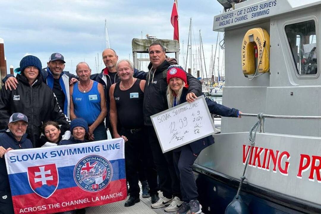 Foto: Obrovská výzva: Slovenskí otužilci preplávali La Manche. Medzi nimi bola aj rodená Handlovčanka