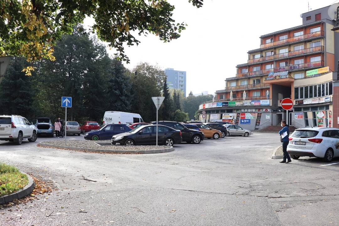 Foto: Dubnica nad Váhom prijme terénneho kontrolóra. Mesto už hľadá bonzákov na kontrolu parkovania, smejú sa obyvatelia