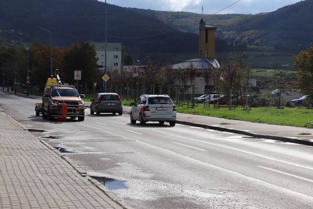 FOTO: V Dubnici nad Váhom začali merať poškodenie ciest inovatívnou technikou