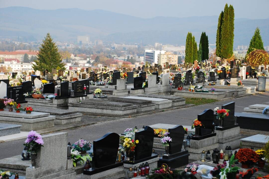 Foto: Cintoríny v Trenčíne sú tieto dni otvorené dlhšie. Posilnené budú aj hliadky mestskej polície