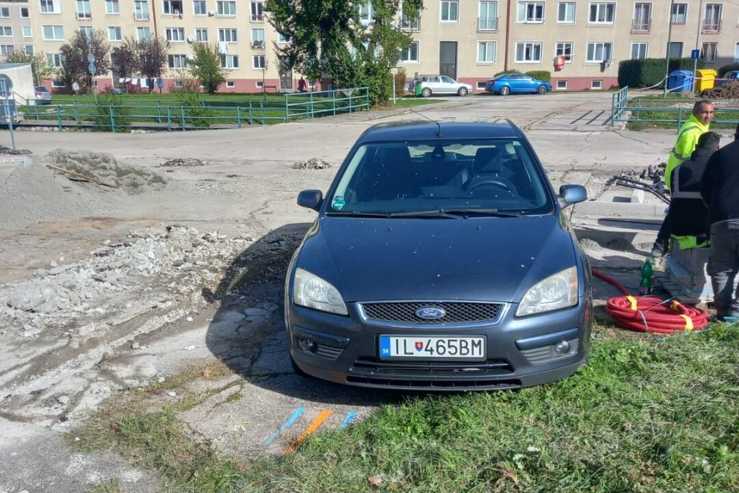 Foto: Majiteľ ilavskej značky zaparkoval na stavenisku v Trenčianskych Tepliciach. Mesto vyzýva na jeho preparkovanie