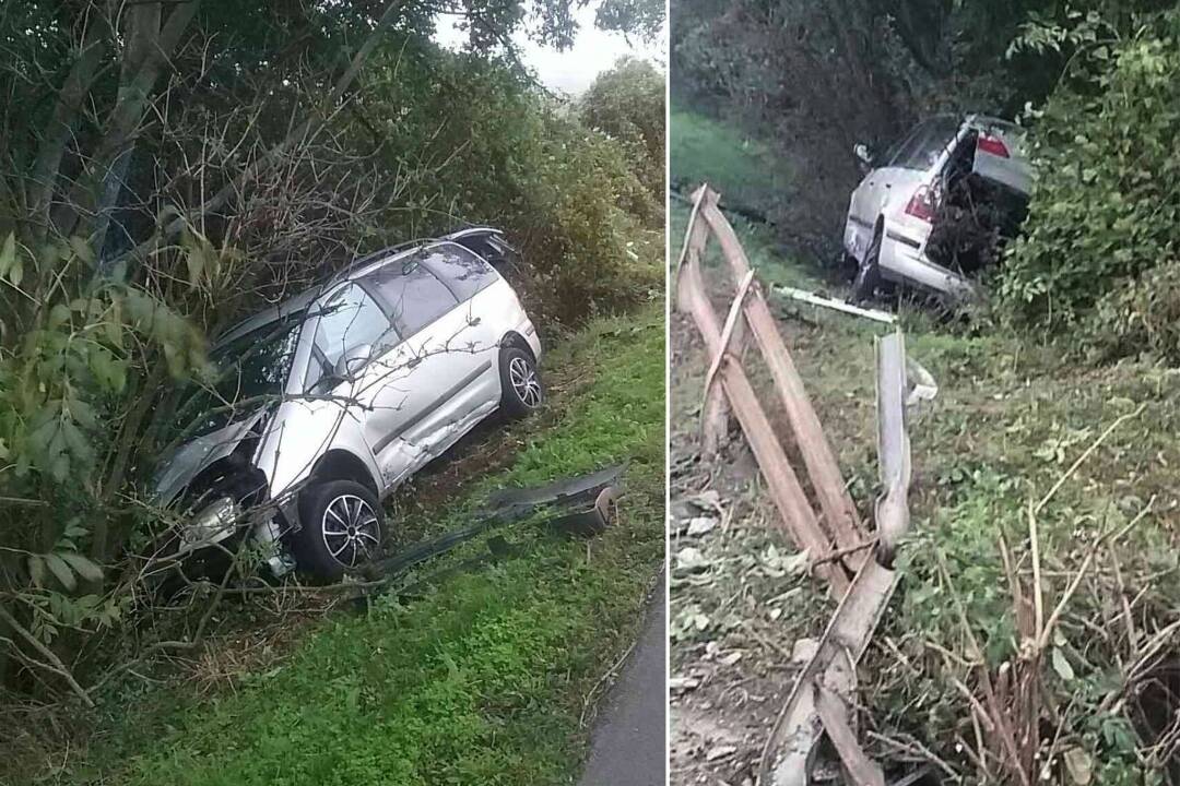 FOTO: Dopravná nehoda v Trenčianskych Bohuslaviciach. Vodič prerazil zábradlie a skončil v kríkoch