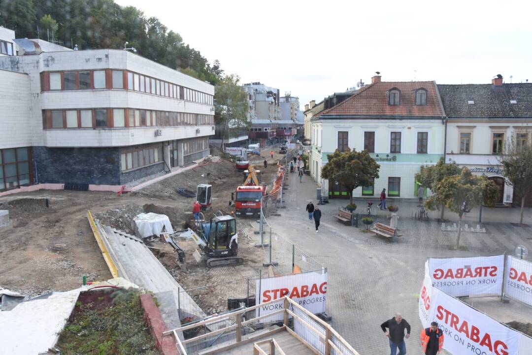 FOTO: Sládkovičovou ulicou môžu prejsť len chodci. Autá, bicykle či kolobežky majú obmedzený vstup