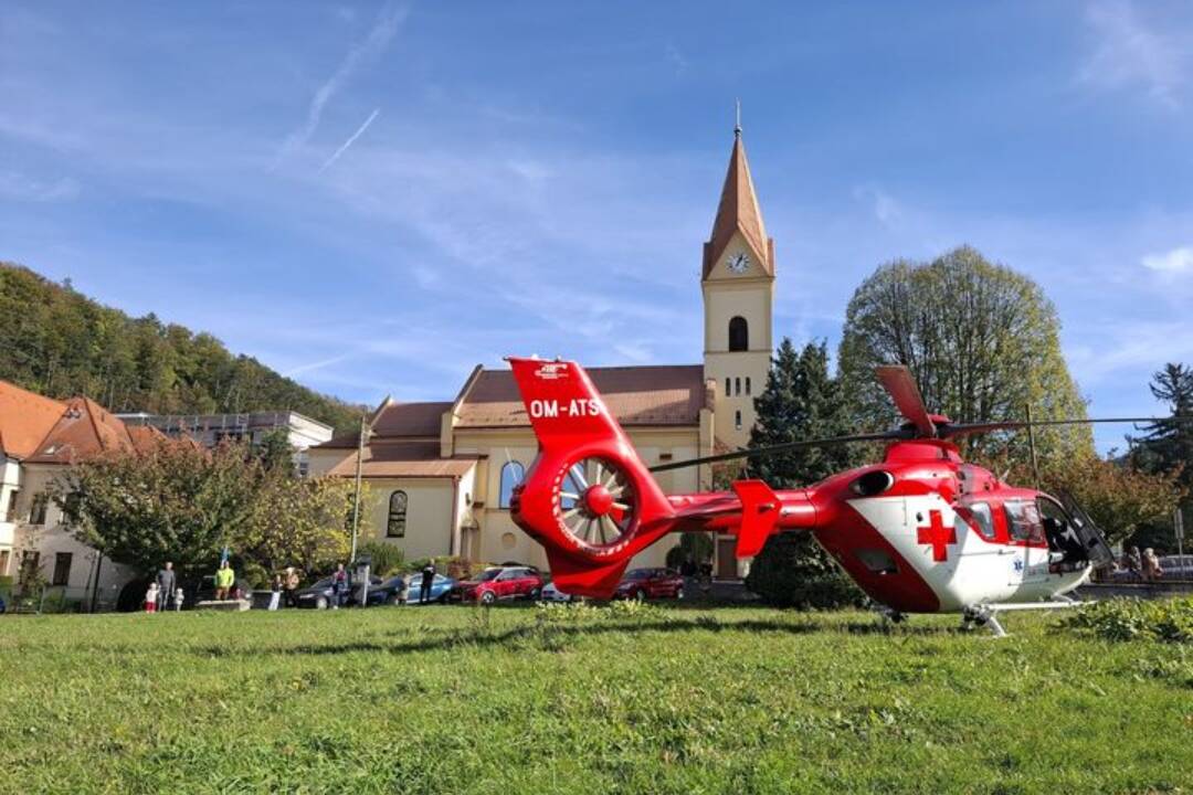 Trenčiansky Krištof 07 opäť zachraňoval, letel pre motorkára pri Motešiciach, ktorý mal zranené obe nohy