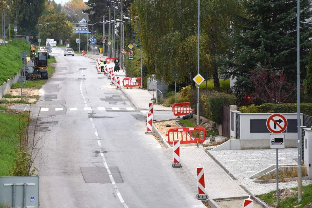 Foto: Trenčania, dnes sa radšej vyhnite ulici Ľudovíta Stárka. Cestári tam začínajú frézovať, očakávajú sa zdržania 