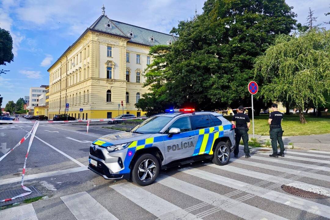 Foto: Na súdoch v Trenčianskom kraji je nahlásená bomba. Policajti prehľadávajú uzatvorené budovy