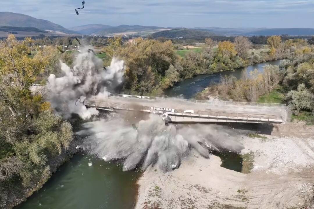 Foto: VIDEO: Most pri Trenčíne letel vďaka výbušninám do vzduchu. Cez Váh už nikto neprejde