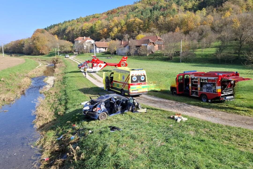 Foto: Tragédia pri Vrbovciach. 71-ročnú chodkyňu zrazilo auto, na mieste zasahoval vrtuľník