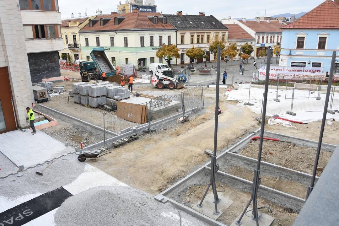 FOTO: Trenčín bude druhé Európske mesto, ktoré použije túto dlažbu na pešej zóne v centre