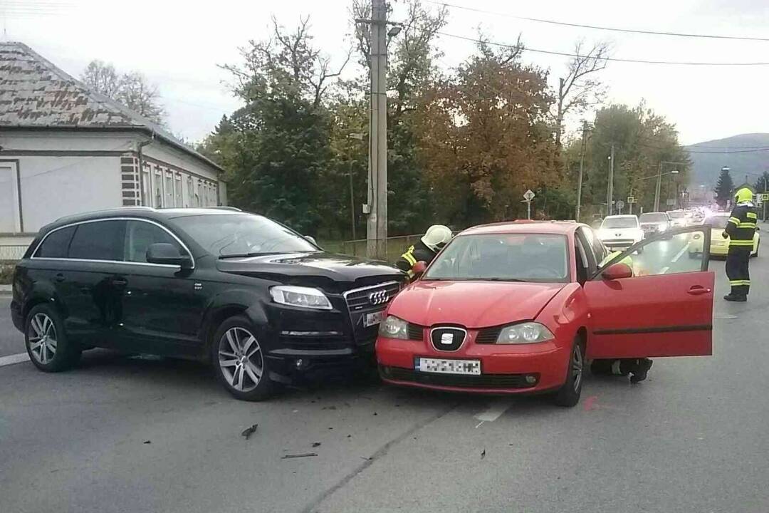 FOTO: Na križovatke v Partizánskom sa zrazili dve autá, zranenú vodičku odviezla záchranka