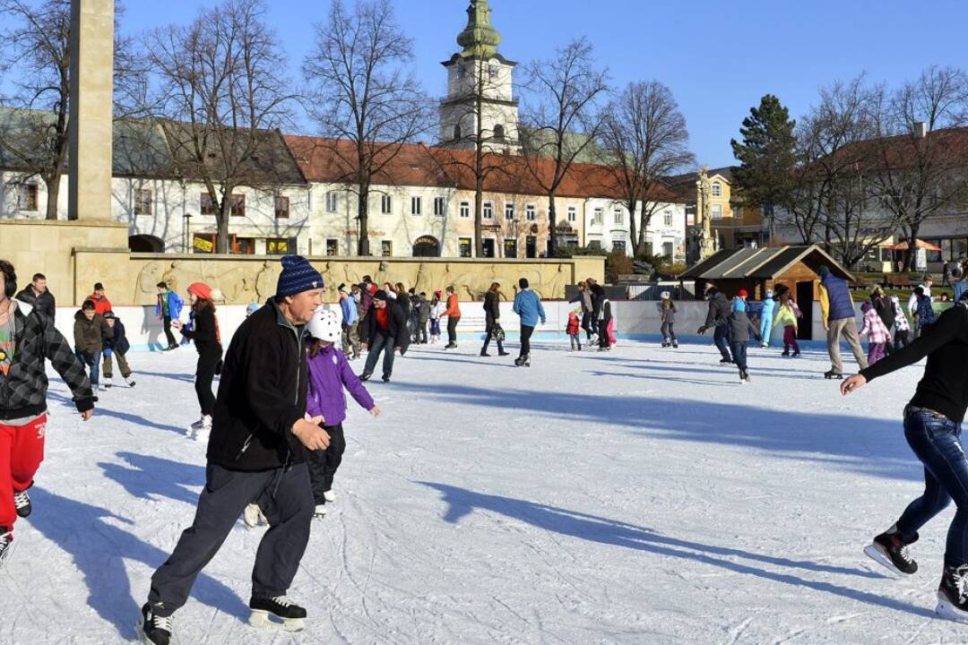 FOTO: Prievidžania, máte sa načo tešiť! Zimné klzisko sa vráti na Námestie slobody a dokonca bude zadarmo