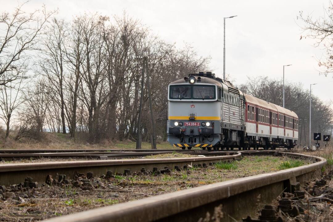 Foto: V úseku Mníchova Lehota – Chynorany čaká železničnú dopravu výluka, cestujúcich odvezú autobusy