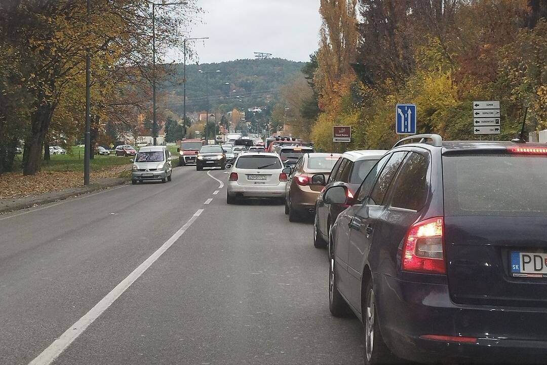 Foto: Dopravná nehoda v Bojniciach na križovatke Opatovská cesta s Prievidzskou. Počítajte so zdržaním