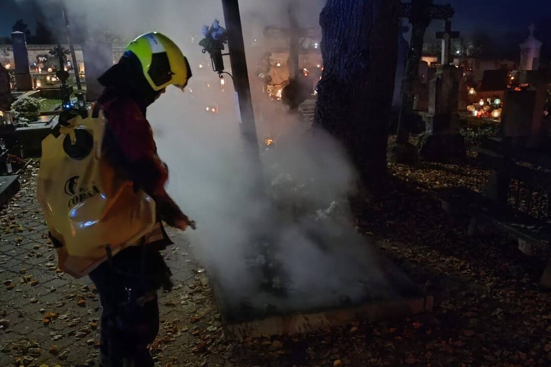 Foto: Buďte opatrní pri zapaľovaní sviečok: Hasiči z Nitrianskeho Pravna likvidovali požiar kahancov