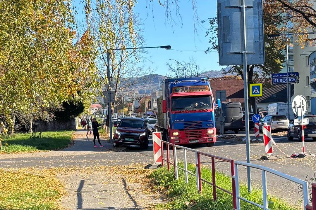 Foto: V Prievidzi na Bojnickej ceste sa zrazil kamión s osobným autom. Cesta smerom do Bojníc je neprejazdná