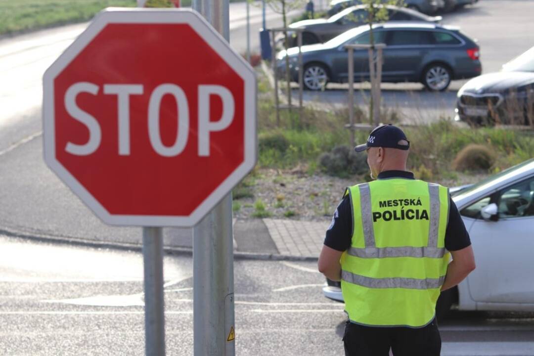 Foto: Dubnica nad Váhom sprísňuje kontroly statickej dopravy. Na dodržiavanie pravidiel dohliada polícia aj kontrolóri