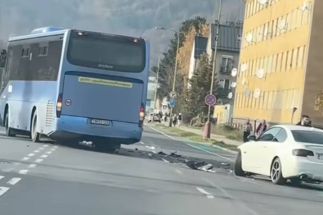 Foto: VIDEO: Havária osobného auta s autobusom. V Považskej Bystrici pri futbalovom štadióne nehoda blokuje oba pruhy