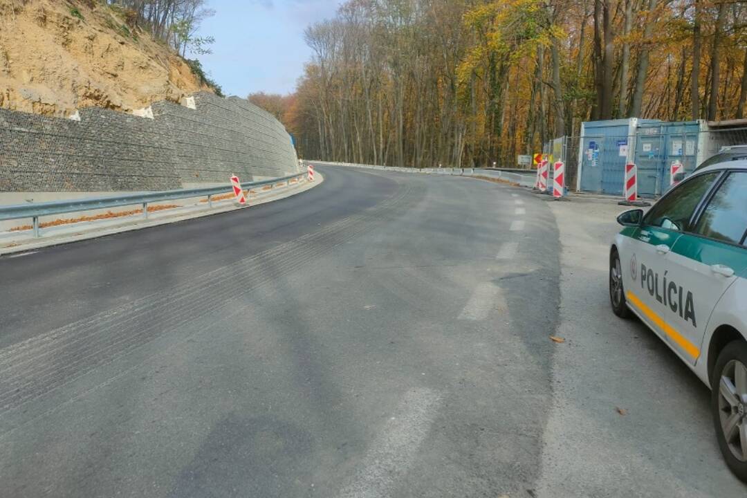 Foto: Bielu Horu na týždeň uzatvoria, obchádzka povedie cez Brezovú pod Bradlom a Košariská