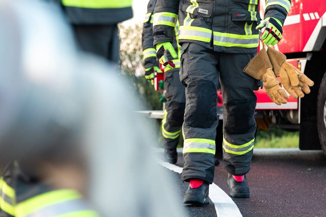 Foto: Mladý vodič nezvládol zákrutu. Skončil so zdemolovaným autom a zraneným spolujazdcom