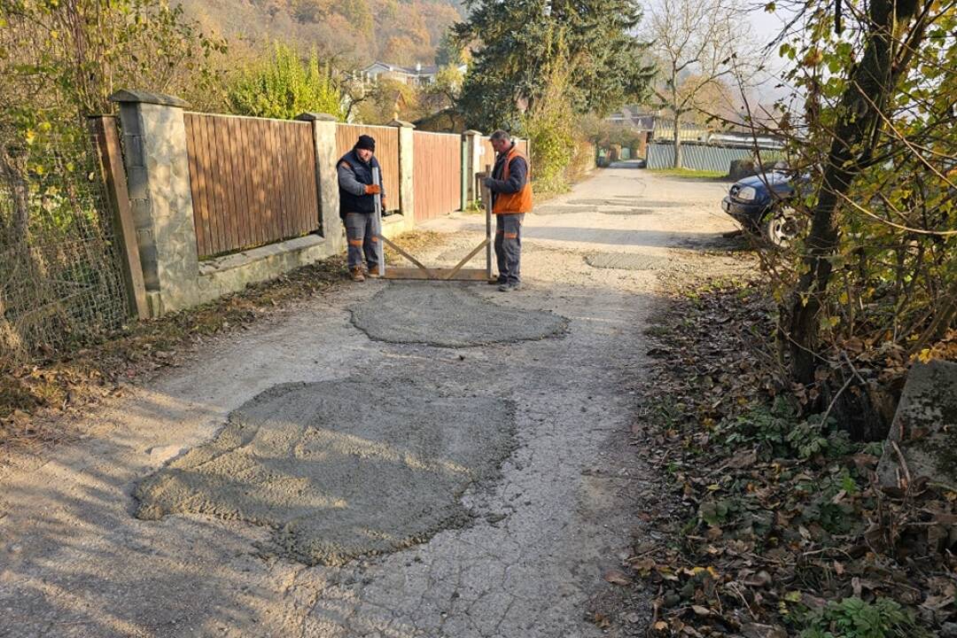 FOTO: V Púchove opravovali cestu. O niekoľko hodín ju zničili vodiči, ktorí nerešpektovali dopravné značenie