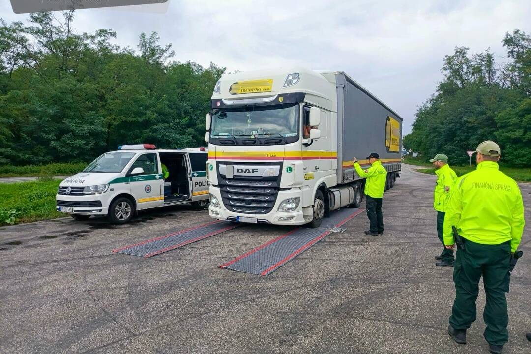 Foto: Zvýšený počet policajných hliadok stretnete na cestách aj tento týždeň. Týchto vodičov kontrolujú po celom Slovensku